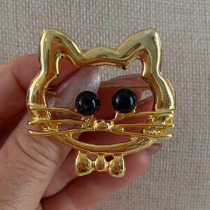 Gold Cat Pin Brooch with Black Eyes - Stylish Pet Accessory